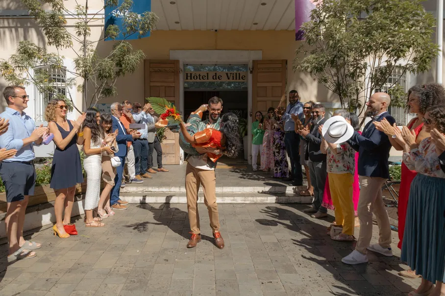 Le marié danse devant la mairie, entre deux haies d’invités qui applaudissent