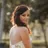 La mariée en robe brodée, regard par-dessus l’épaule