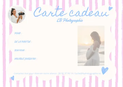 La carte cadeau LB Photographie, à rayures roses, avec une future maman en robe blanche au coucher du soleil et les lignes à remplir
